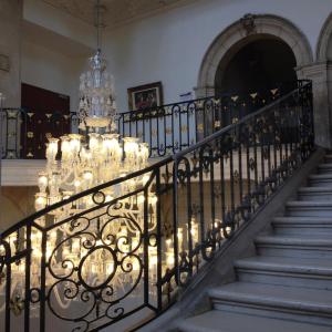 蓬塔穆松阿巴耶酒店的建筑中带有吊灯的楼梯