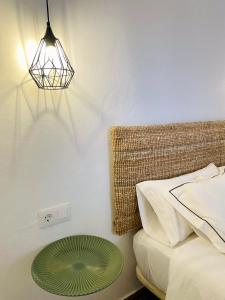 莫罗德哈布雷Casa Armonía的一间卧室配有一张带绿桌的床头灯