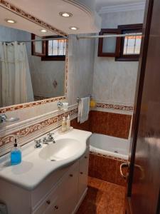 萨尔塔Casa La Linda de la Virrey的浴室配有盥洗盆、镜子和浴缸