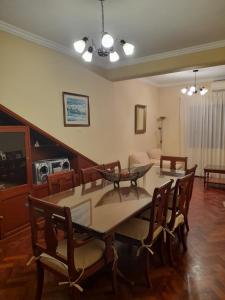 萨尔塔Casa La Linda de la Virrey的客厅设有餐桌和椅子