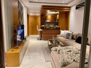 达布阿扎Dar Bouazza Luxueux appartement avec vue sur mer的带沙发和电视的客厅