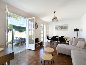 阿尔桑雷Maison Ars-en-Ré, 3 pièces, 4 personnes - FR-1-434-101的客厅配有沙发和桌子