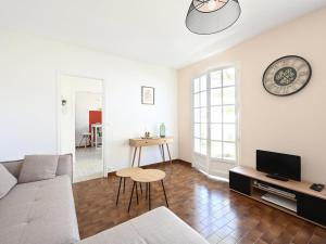 阿尔桑雷Maison Ars-en-Ré, 3 pièces, 4 personnes - FR-1-434-101的客厅配有沙发和桌子