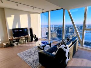 墨尔本WSP luxury 2b2b apartment in CBD with free parking的带沙发和大窗户的客厅
