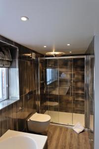 惠茨特布尔新月特纳酒店的一间带卫生间和淋浴的浴室