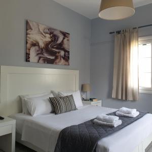 塞沃塔Sivotahomes-blu的卧室配有带毛巾的大型白色床