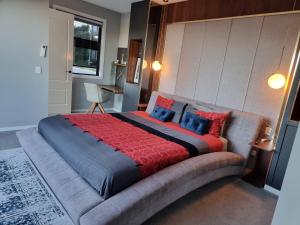 科夫斯港RESIDENTIAL 4 BEDROOM House的一间卧室配有一张大床和一张沙发