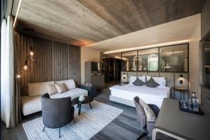阿维兰奥Alpine Spa Resort Viktoria的酒店客房,配有床和沙发