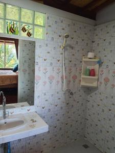 阁遥岛Ban Tidlay - SHA的浴室配有水槽和淋浴。
