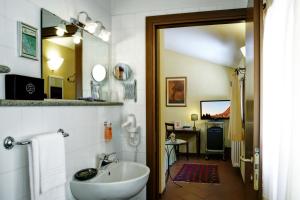 费拉拉德普拉蒂酒店的一间带水槽和镜子的浴室