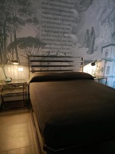拉文纳BB LETTERARIO的一间卧室配有一张床和壁画墙
