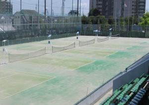 一宫市Ichinomiya City Hotel的网球场上的几个网球场