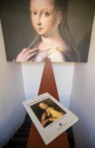拉文纳BB LETTERARIO的画画旁的女人的照片