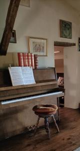 赛尼翁Entre Terre et Ciel.的房间里的钢琴和凳子
