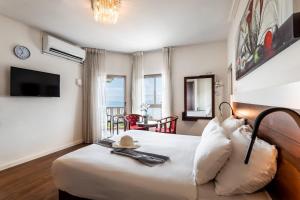 提比里亚特拉维夫度假屋酒店的酒店客房,配有床和电视