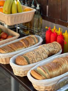 北马马亚-讷沃达里Hotel Sweet的一张桌子,上面有面包和水果篮