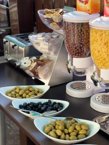 北马马亚-讷沃达里Hotel Sweet的自助餐,在柜台上供应一碗橄榄和其他食物