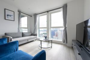 伦敦Luxury penthouse with stunning views near Canary Wharf的客厅配有沙发和桌子