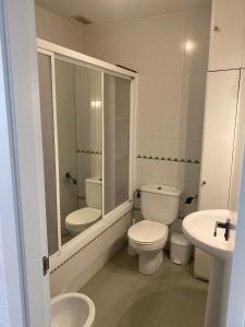 奇克拉纳－德拉弗龙特拉Apartamento la almadraba的白色的浴室设有卫生间和水槽。