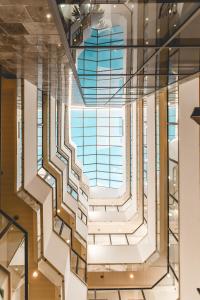 提比里亚艾米丽酒店的大楼内的螺旋楼梯,设有大窗户
