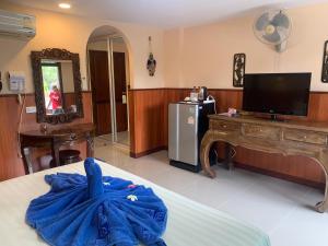 高兰Laguna Beach Club Resort的客房设有一张带电视和书桌的床。