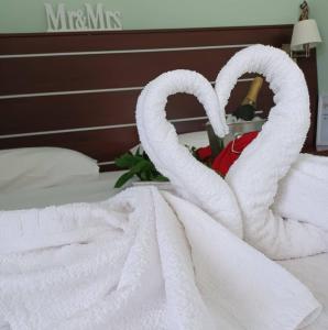 圣加利尼阿夫拉住宿加早餐旅馆的几条毛巾坐在床上