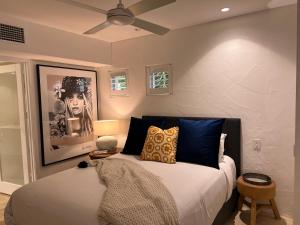 努萨角Carramah Noosa Heads apartment的一间卧室配有一张带蓝色枕头的大床