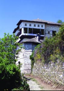 维兹伊萨Santikos Mansion的石墙顶上的建筑物