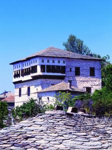 维兹伊萨Santikos Mansion的石头路上的一座大型石头建筑