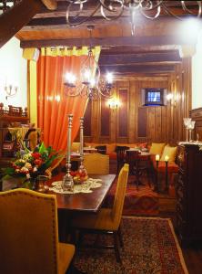 维兹伊萨Santikos Mansion的一间带桌椅和吊灯的用餐室