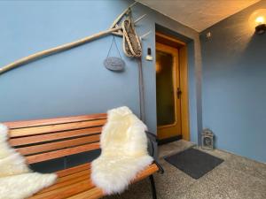 拉登泰因Haus Nocky Mountains的一间设有一张长凳的房间,上面有白色的毛绒物品