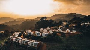 Mon JamPhu Morinn Cafe&Camping的山脉中一组帐篷的空中景观