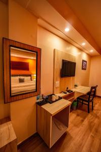 达兰萨拉Hotel 360 by D'Polo Dharamshala的一间带水槽和镜子的浴室