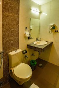 达兰萨拉Hotel 360 by D'Polo Dharamshala的一间带卫生间和水槽的浴室