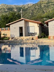 伏罗拉VILA LLANO的房屋前有游泳池的房子