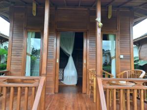 乌布Ayu Guesthouse Ubud的窗户上带婚纱的木屋