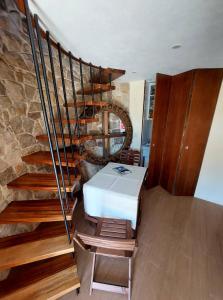 AlvorgeMoinho do Cubo的一间设有桌子和螺旋楼梯的房间