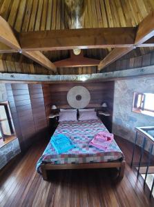 AlvorgeMoinho do Cubo的木制客房内的一间卧室,配有一张床