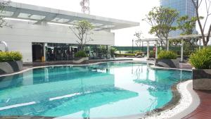 KlapaduaU Residence Tower2 Supermal Lippo Karawaci的一座建筑物中央的游泳池