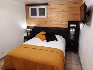 ZimmerbachCharmant logement avec terrasse et billard的一间卧室配有一张黄色毯子床