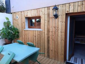 ZimmerbachCharmant logement avec terrasse et billard的木栅栏,带桌子和窗户