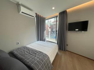 Hao Guesthouse in Hongdae客房内的一张或多张床位