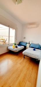巴塞罗那Attic360Views的一间卧室设有两张床和大窗户