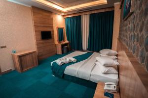 埃尔比勒Sipan Hotel的酒店客房,配有床和电视