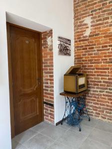 利沃夫Hotel Rover的砖墙旁的台面上的一个微波炉