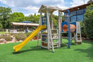 拉莫特纳夫塔利Nofesh Baharim的一个带滑梯和游戏结构的儿童游乐场