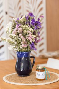 加拉塔斯AGIAZI Poros Summer House的蓝色花瓶,花紫色白,蜂蜜罐