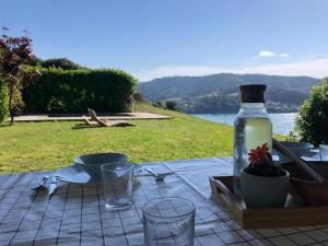 蒙达卡Adosado en la costa con excelentes vistas al estuario de Urdaibai的一张桌子,上面放着一瓶葡萄酒和眼镜