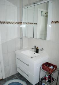 滕斯贝格Endless Summer的浴室设有白色水槽和镜子