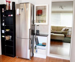 滕斯贝格Endless Summer的一间厨房,里面配有不锈钢冰箱